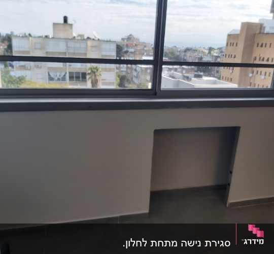 קיר גבס עם פתח מלבני מתחת לחלון